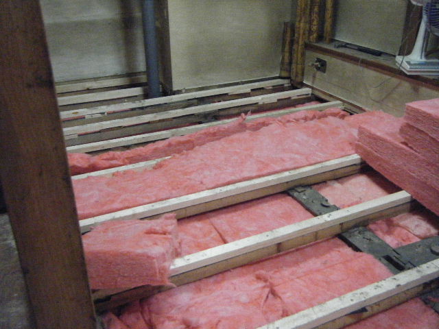 小上がり床　断熱材施工