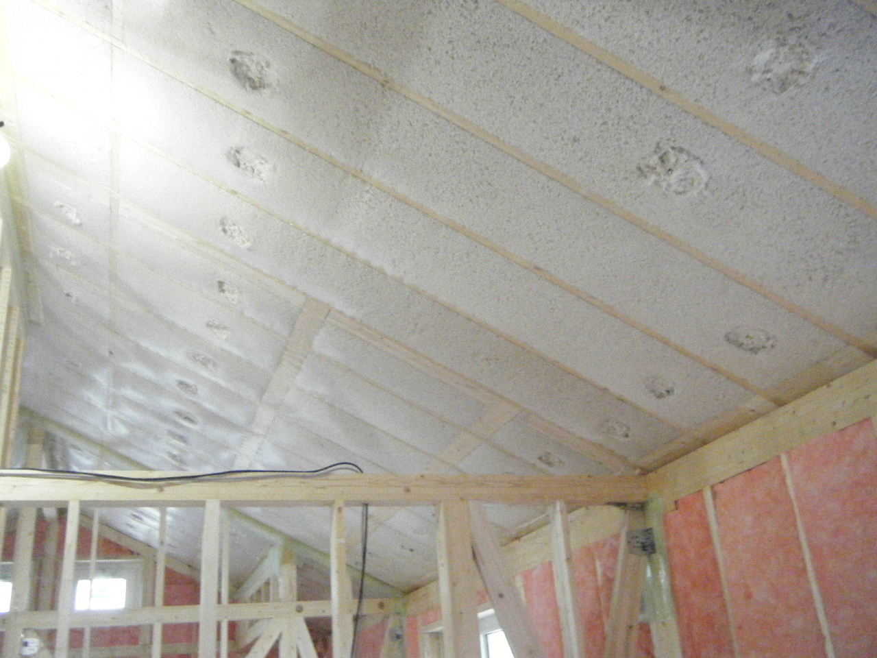断熱材の厚みは、屋根が286mm、壁が210mmです。