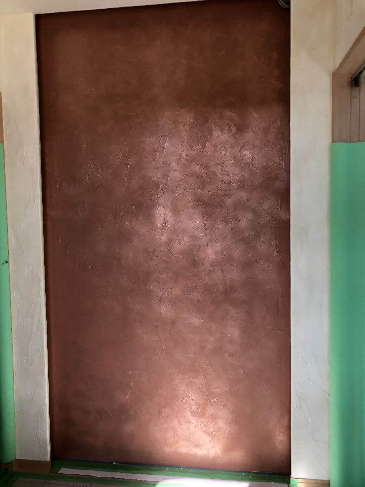 玄関の壁にモダナを塗りました。銅色です。