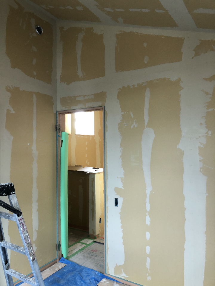 次は左官工事、塗り壁の下処理をします。